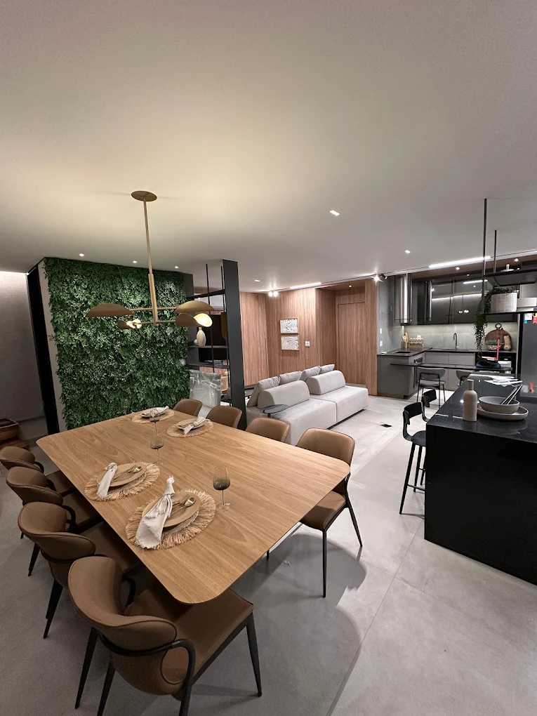 Sala de jantar e cozinha integradas com móveis planejados GE Móveis em Uberlândia